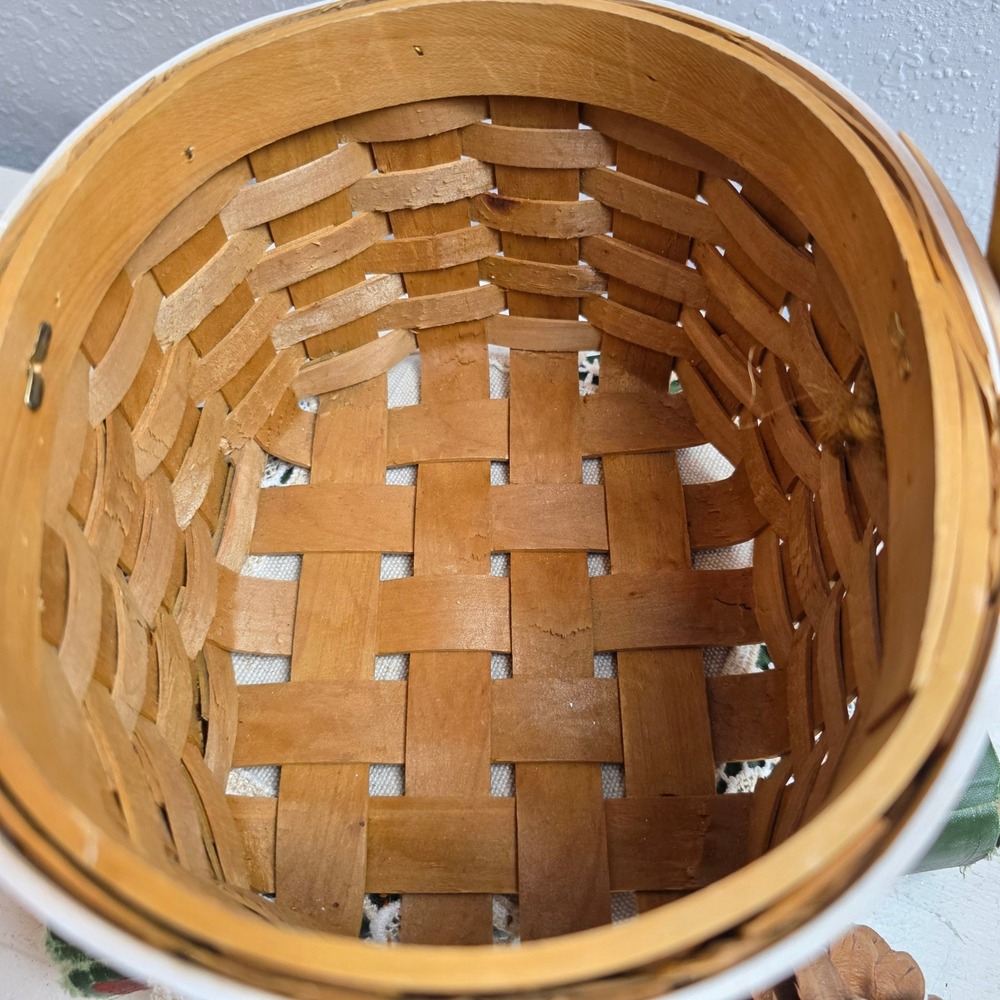 Small Woven Holiday Basket Holly Berry Christmas Country Handle White Green Red - Picture 5 of 7